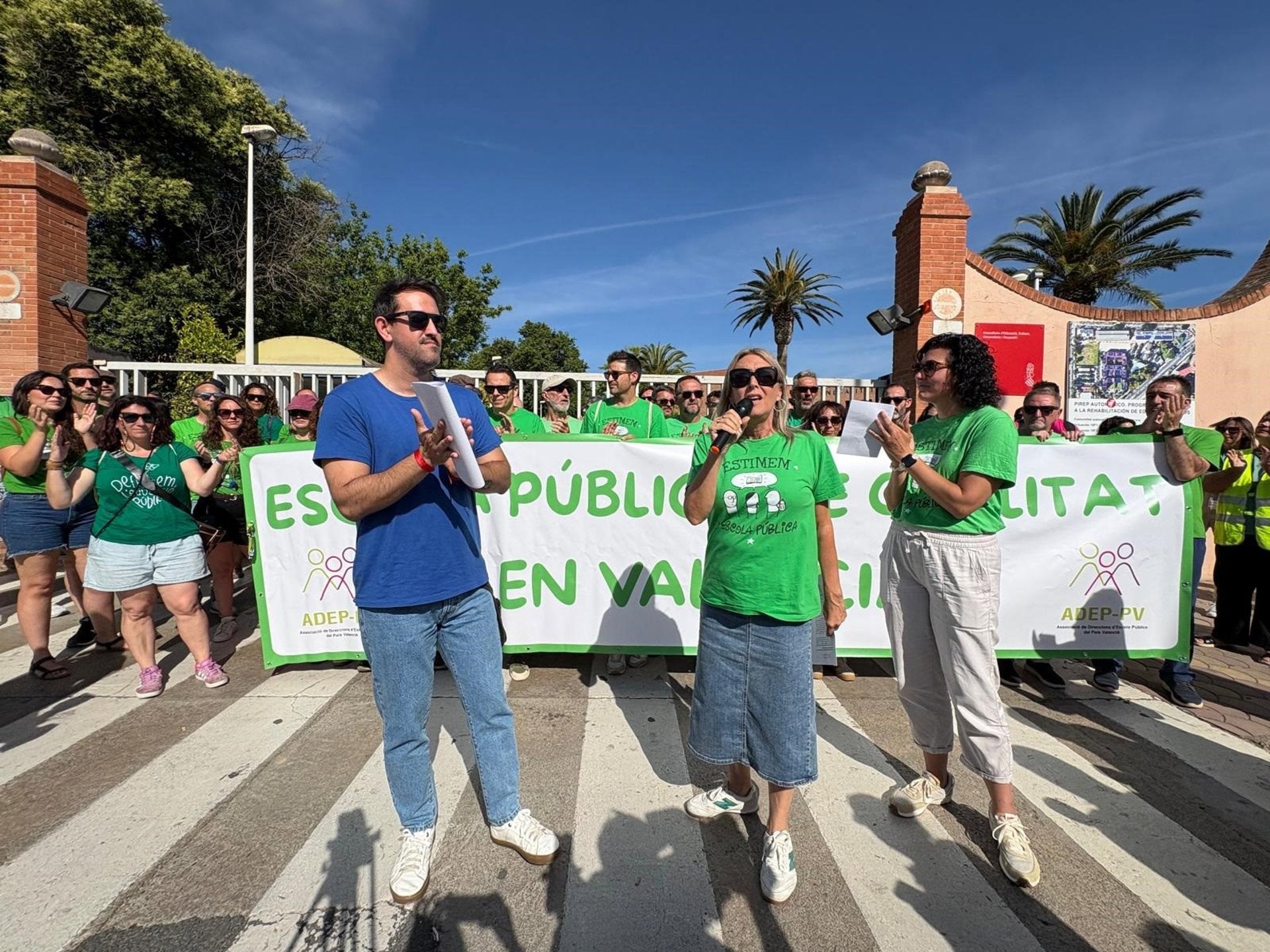 Directores de colegios e institutos valencianos reclaman una negociación "digna" para desconvocar la huelga Directores de colegios e institutos valencianos reclaman una negociación "digna" para desconvocar la huelga