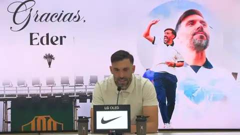Eder Sarabia en la rueda de prensa en la que ha anunciado que se va del Elche Club de Fútbol. Eder Sarabia en la rueda de prensa en la que ha anunciado que se va del Elche Club de Fútbol.