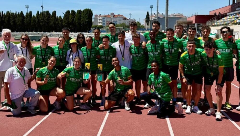 El equipo masculino del Playas celebra su plata europea