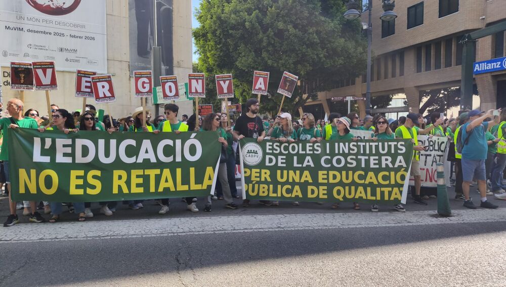 Muchos docentes portaban pancartas de sus centros.
