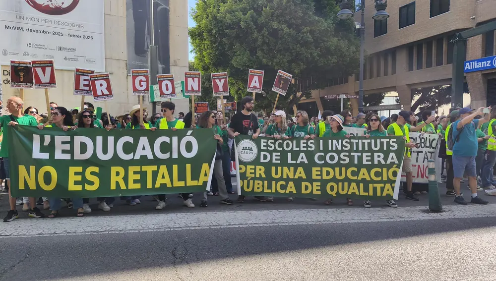 Muchos docentes portaban pancartas de sus centros. Muchos docentes portaban pancartas de sus centros.