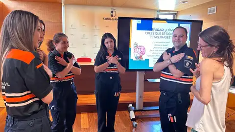 Voluntarios de Protección Civil se forman en lengua de signos. Voluntarios de Protección Civil se forman en lengua de signos.