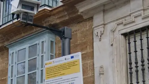 Una de las cámaras que controlan el acceso de vehículos en el centro de Cádiz Una de las cámaras que controlan el acceso de vehículos en el centro de Cádiz
