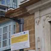 Una de las cámaras que controlan el acceso de vehículos en el centro de Cádiz