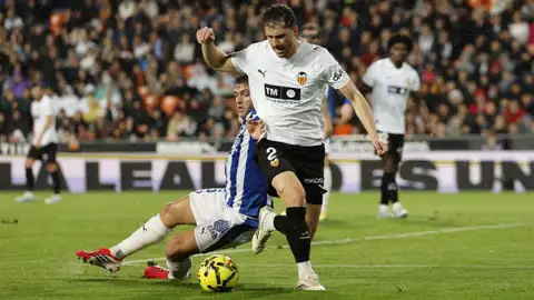 Entre renovaciones, llegadas y salidas, el Valencia tiene que hacer como mínimo 18 operaciones, que podrían ser más de 30 y son estas Entre renovaciones, llegadas y salidas, el Valencia tiene que hacer como mínimo 18 operaciones, que podrían ser más de 30 y son estas