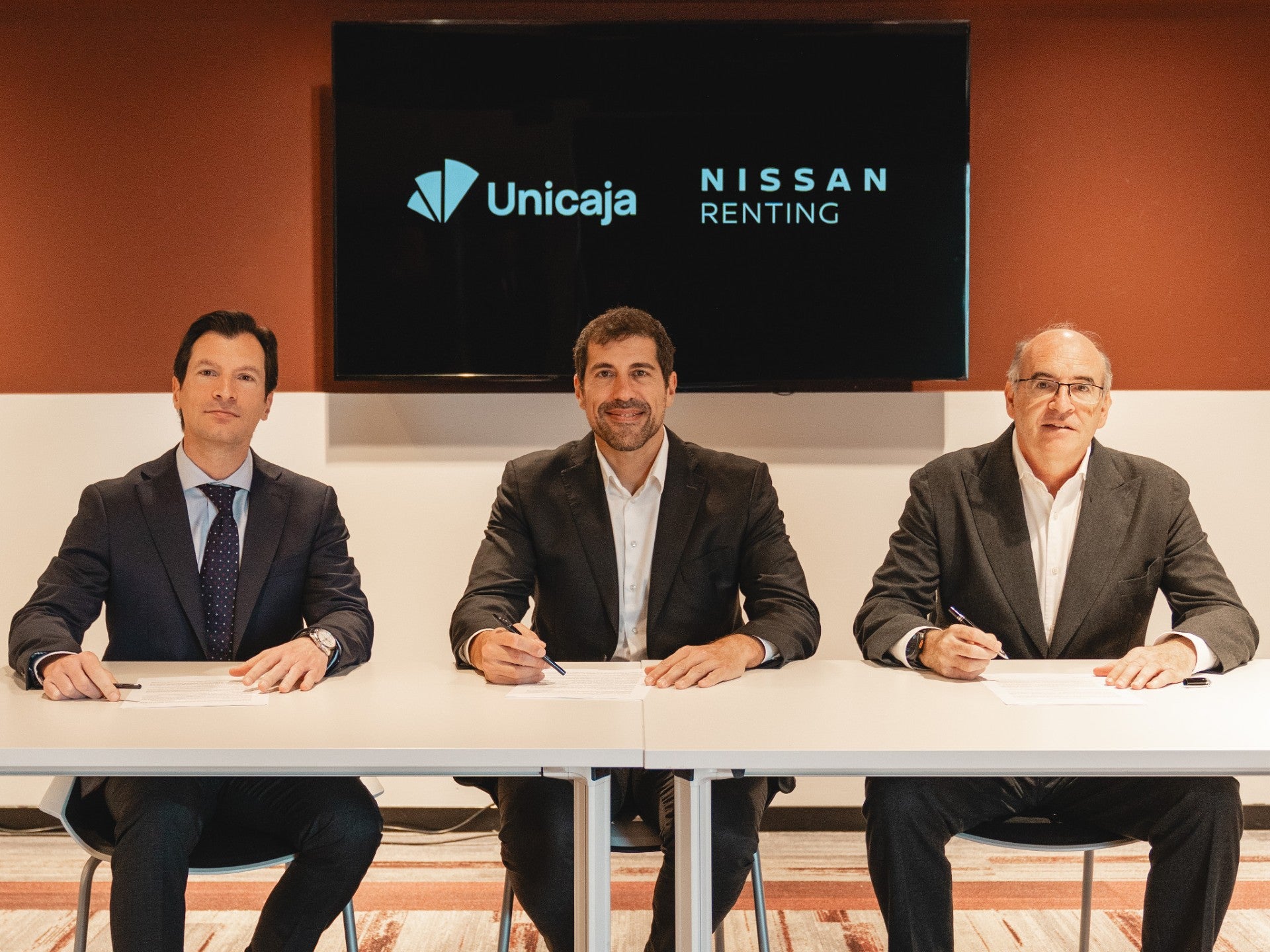 Unicaja y Nissan impulsan la movilidad sostenible de empresas y autónomos con un acuerdo de renting de vehículos eléctricos Unicaja y Nissan impulsan la movilidad sostenible de empresas y autónomos con un acuerdo de renting de vehículos eléctricos