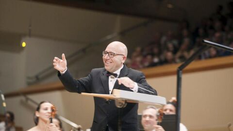 El compositor valenciano, Ferrer Ferran durante una de sus intervenciones como director. 