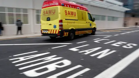 En la imagen, de archivo, una ambulancia llega al Hospital Clínico de València. En la imagen, de archivo, una ambulancia llega al Hospital Clínico de València.