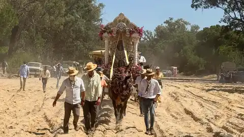 El Simpecado de Córdoba atravesando las arenas El Simpecado de Córdoba atravesando las arenas