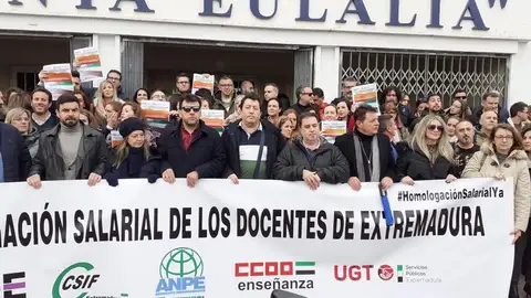 Los sindicatos educativos reanudarán las movilizaciones si no hay respuesta a la petición de homologación salarial Los sindicatos educativos reanudarán las movilizaciones si no hay respuesta a la petición de homologación salarial