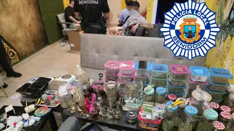 La Policía Local de Benidorm detiene a cinco personas por tráfico de drogas en un club cannábico La Policía Local de Benidorm detiene a cinco personas por tráfico de drogas en un club cannábico