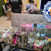 La Policía Local de Benidorm detiene a cinco personas por tráfico de drogas en un club cannábico
