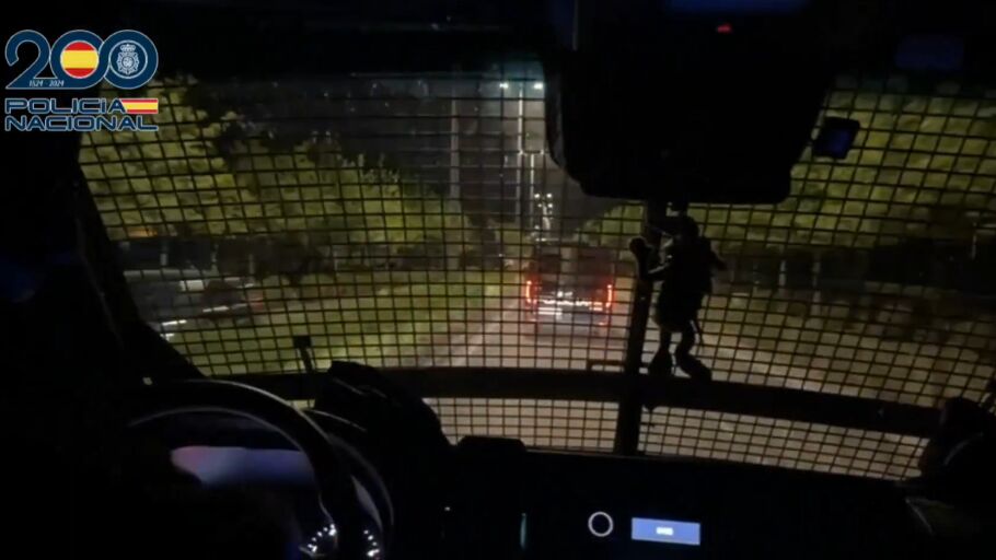 Más de 400 agentes de la Policía Nacional participan en una operación contra el tráfico de drogas y armas en Torrelavega