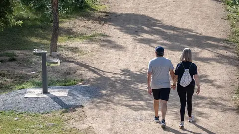 El ayuntamiento instala nuevas fuentes, papeleras y bancos por los parques y jardines de la ciudad El ayuntamiento instala nuevas fuentes, papeleras y bancos por los parques y jardines de la ciudad