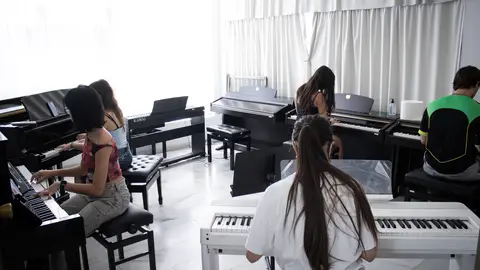 Estudiantes en una clase en el Conservatorio de Música de Elche. Estudiantes en una clase en el Conservatorio de Música de Elche.