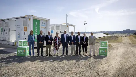 Iberdrola inaugura en Campo Arañuelo la mayor batería de almacenamiento de energía de España, con 120 MWh Iberdrola inaugura en Campo Arañuelo la mayor batería de almacenamiento de energía de España, con 120 MWh