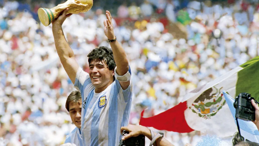 Diego Armando Maradona levanta el Mundial de México 1986 con Argentina. Diego Armando Maradona levanta el Mundial de México 1986 con Argentina.