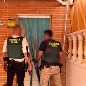 Dos agentes de la Guardia Civil de Santa Pola.