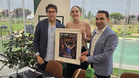 Roberto Mayado (director de la radio), Iyana Martín (premiada) y Roberto Benito (presentador del programa) Roberto Mayado (director de la radio), Iyana Martín (premiada) y Roberto Benito (presentador del programa)