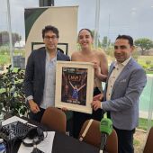 Roberto Mayado (director de la radio), Iyana Martín (premiada) y Roberto Benito (presentador del programa)