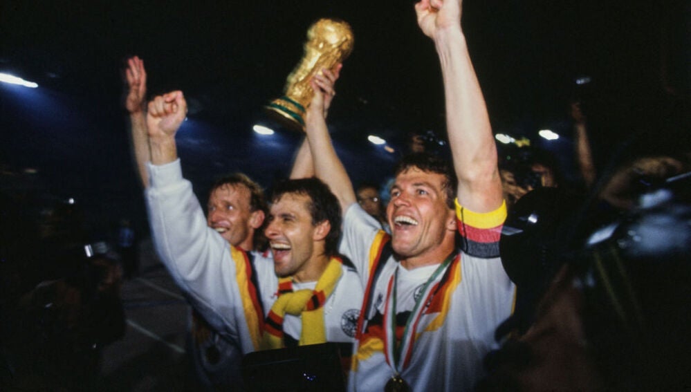 Matthaus levanta la Copa del Mundo lograda con Alemania en 1990.