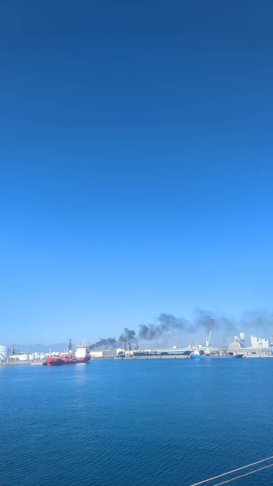 Un incendio en el Serrallo obliga a movilizar a los bomberos Un incendio en el Serrallo obliga a movilizar a los bomberos