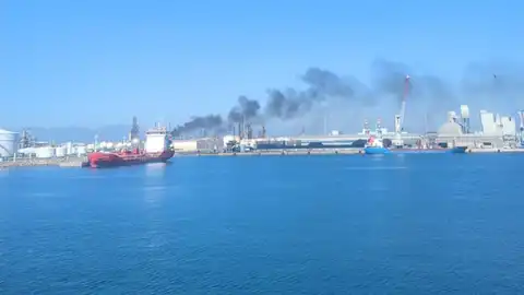 Un incendio en el Serrallo obliga a movilizar a los bomberos Un incendio en el Serrallo obliga a movilizar a los bomberos