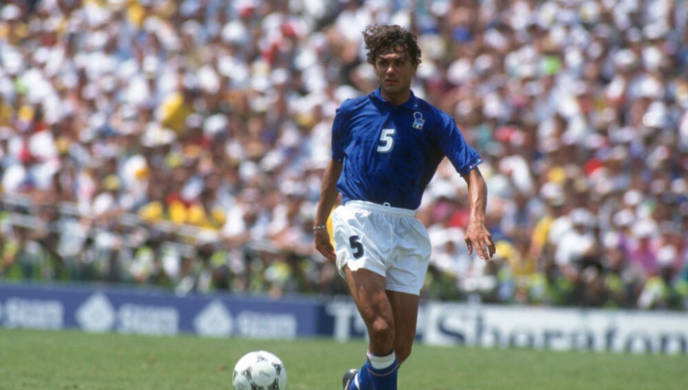 Paolo Maldini disputa un partido con la selección de Italia.