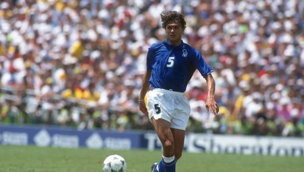 Paolo Maldini disputa un partido con la selección de Italia. Paolo Maldini disputa un partido con la selección de Italia.