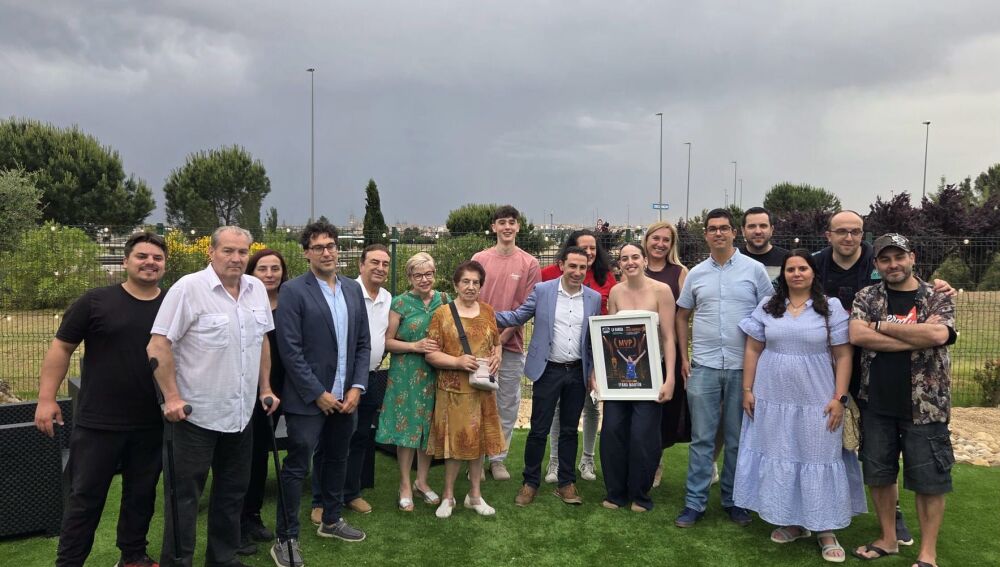 Iyana Martín, con integrantes de 'La Banda' y parte del público asistente