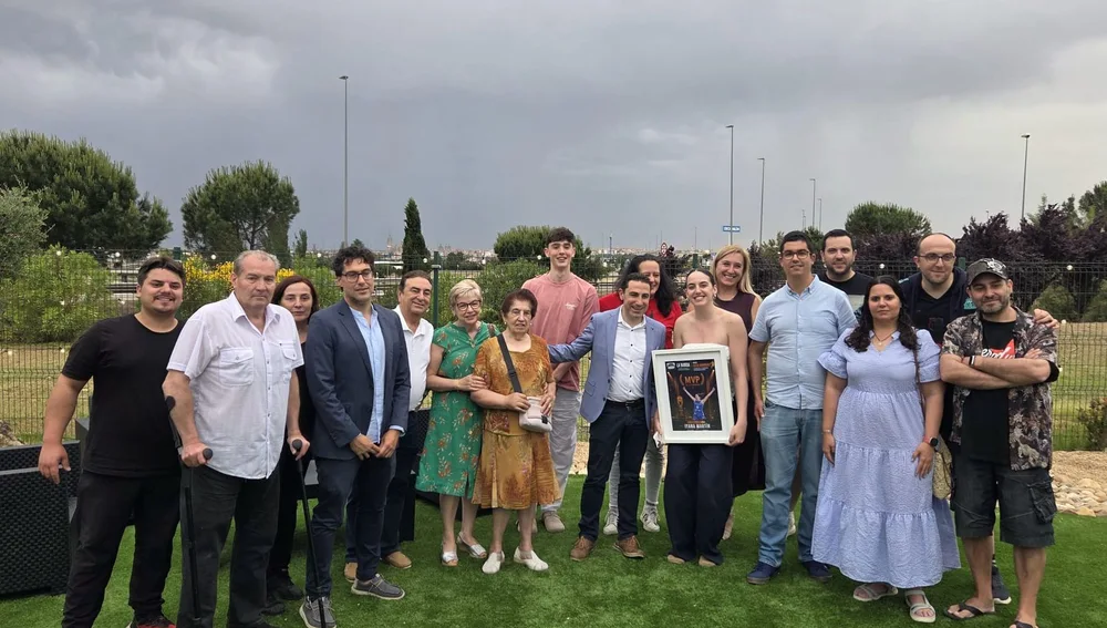 Iyana Martín, con integrantes de 'La Banda' y parte del público asistente Iyana Martín, con integrantes de 'La Banda' y parte del público asistente