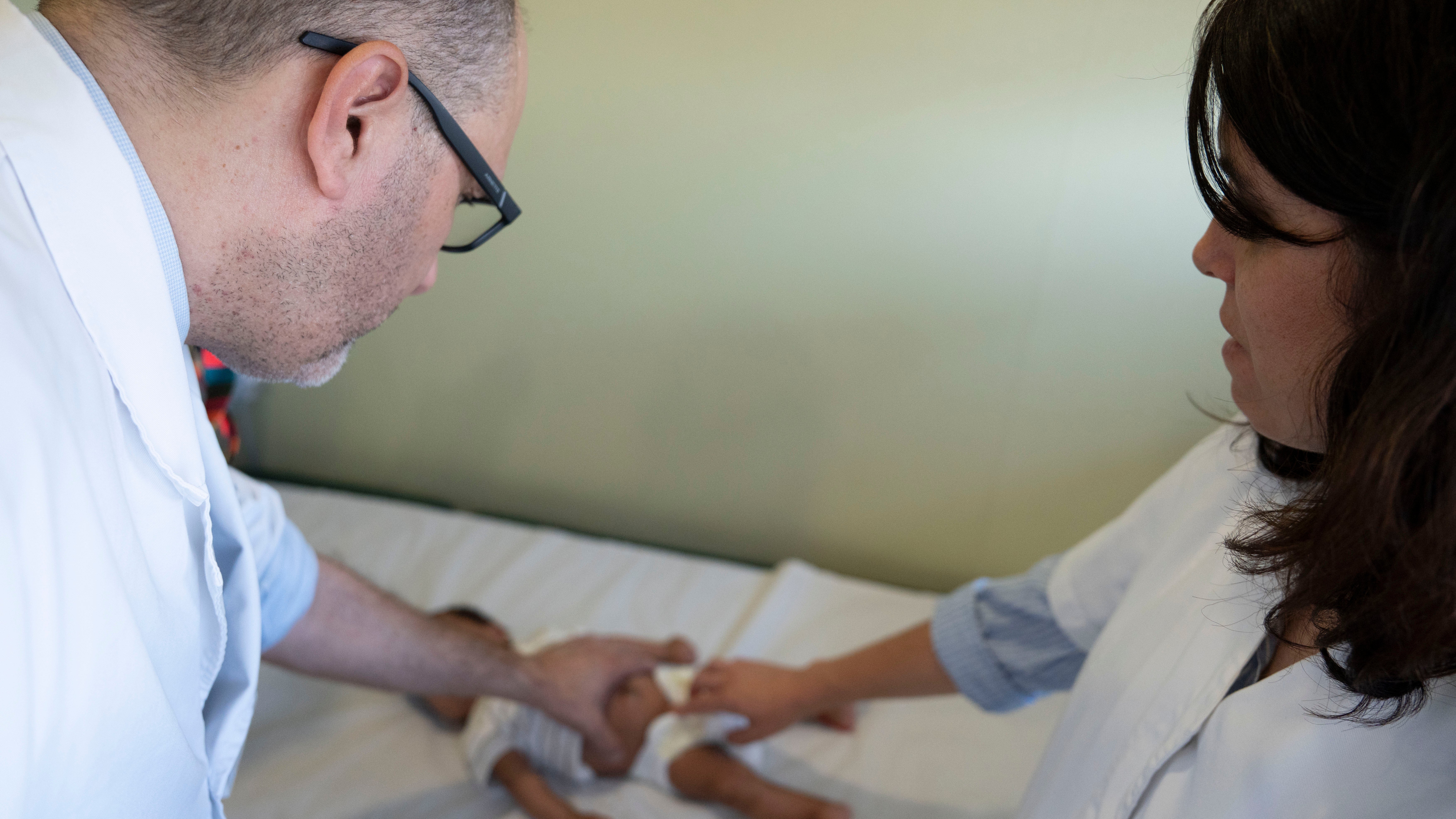 Operat per primer cop a Europa un fetus amb els budells fora del cos en una intervenció pionera a Barcelona Operat per primer cop a Europa un fetus amb els budells fora del cos en una intervenció pionera a Barcelona
