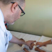Operat per primer cop a Europa un fetus amb els budells fora del cos en una intervenció pionera a Barcelona