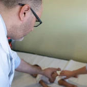 Operat per primer cop a Europa un fetus amb els budells fora del cos en una intervenció pionera a Barcelona Operat per primer cop a Europa un fetus amb els budells fora del cos en una intervenció pionera a Barcelona