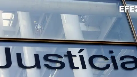 Fachada de la Ciutat de la Justícia de València. Fachada de la Ciutat de la Justícia de València.