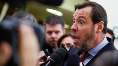 El ministro de Transportes y Movilidad Sostenible, &Oacute;scar Puente, se dirige a los periodistas/ EFE/ Javier Liz&oacute;n