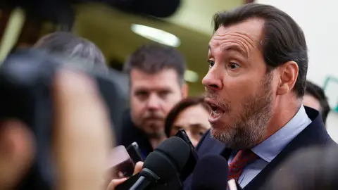El ministro de Transportes y Movilidad Sostenible, Óscar Puente, se dirige a los periodistas El ministro de Transportes y Movilidad Sostenible, Óscar Puente, se dirige a los periodistas/ EFE/ Javier Lizón