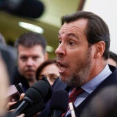 El ministro de Transportes y Movilidad Sostenible, Óscar Puente, se dirige a los periodistas/ EFE/ Javier Lizón