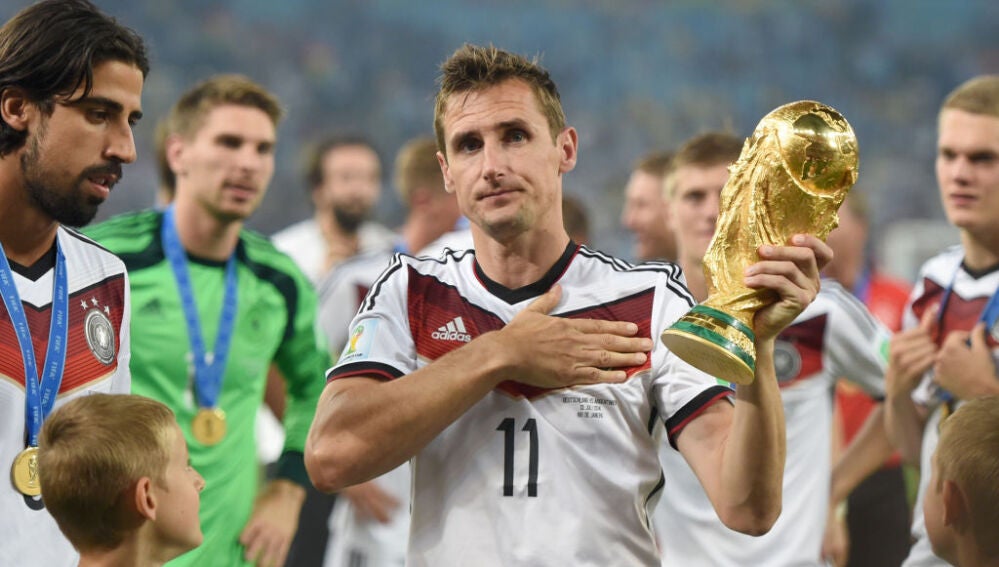 Klose lleva la Copa del Mundo de 2014.