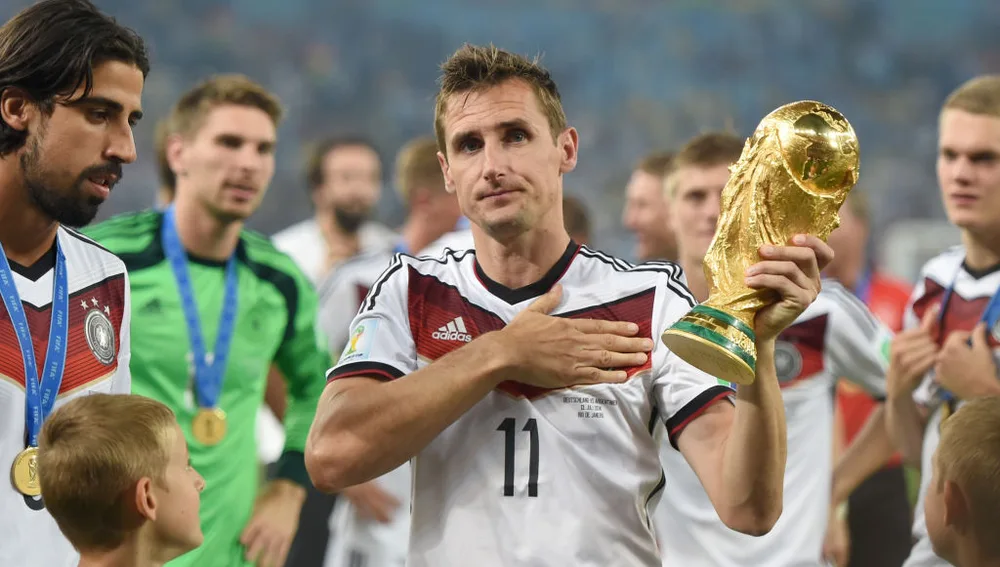 Klose lleva la Copa del Mundo de 2014. Klose lleva la Copa del Mundo de 2014.