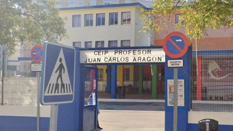 Puerta del CEIP Profesor Juan Carlos Arag&oacute;n