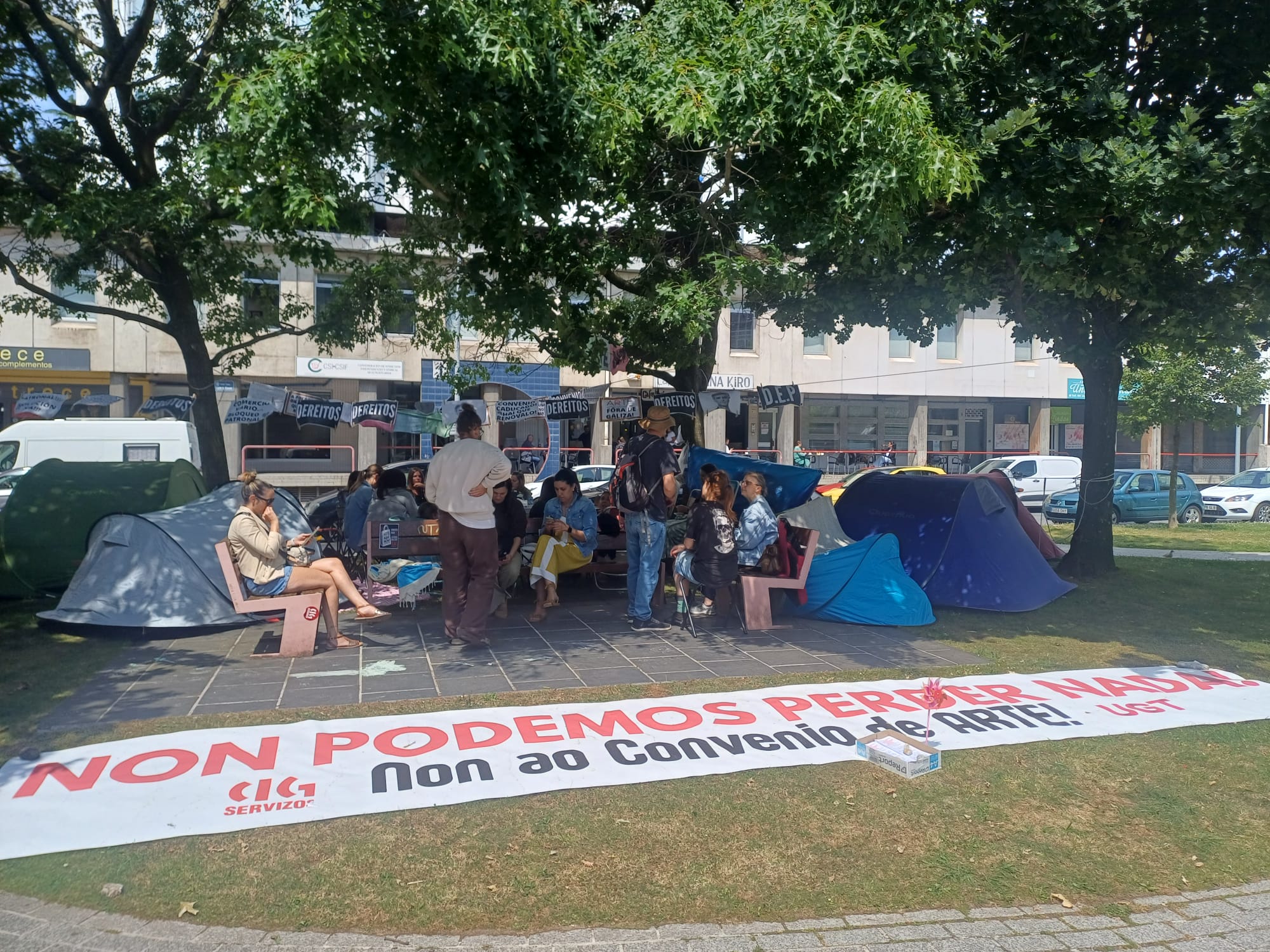 CIGA y UGT siguen protestando contra el convenio de ARTE con una acampada delante de la Confederación de Empresarios de Galicia CIGA y UGT siguen protestando contra el convenio de ARTE con una acampada delante de la Confederación de Empresarios de Galicia