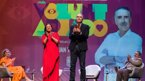 Juan y Medio recoge este galardón de la mano de Patricia Cavada Juan y Medio recoge este galardón de la mano de Patricia Cavada