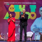 Juan y Medio recoge este galardón de la mano de Patricia Cavada