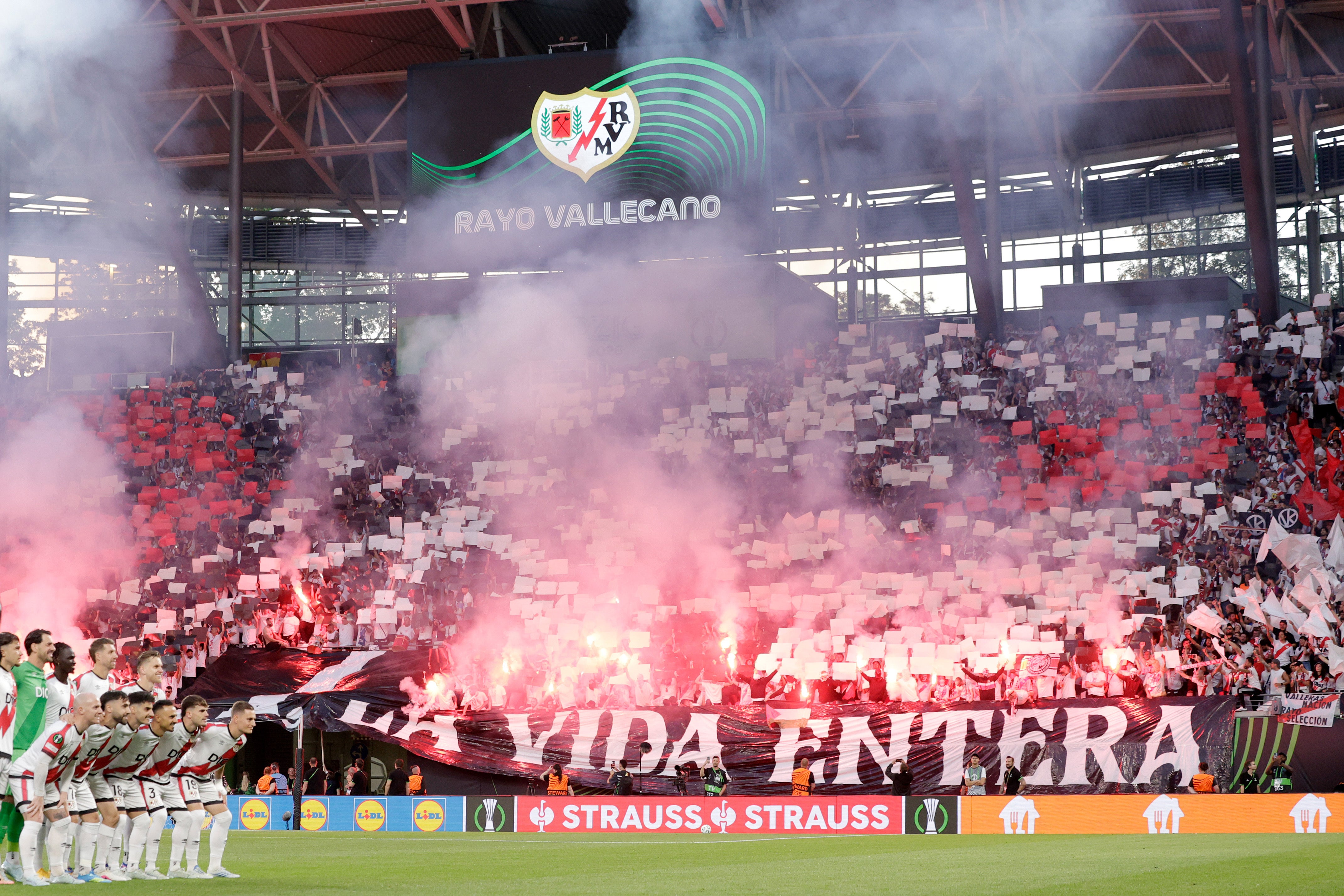 El emotivo tifo de la afición del Rayo tras la derrota en la final: "No conocí mayor victoria, que contigo en una derrota" El emotivo tifo de la afición del Rayo tras la derrota en la final: "No conocí mayor victoria, que contigo en una derrota"