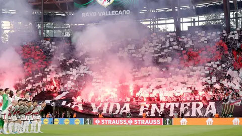 El emotivo tifo de la afición del Rayo tras la derrota en la final: "No conocí mayor victoria, que contigo en una derrota" El emotivo tifo de la afición del Rayo tras la derrota en la final: "No conocí mayor victoria, que contigo en una derrota"
