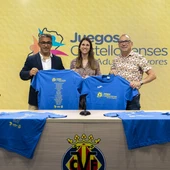 El concejal de Deportes, Xus Madrigal, y Roberto Marqués, responsable de Patagonia Esport e impulsor de la actividad, junto a Paloma Masó del Villarreal CF. El concejal de Deportes, Xus Madrigal, y Roberto Marqués, responsable de Patagonia Esport e impulsor de la actividad, junto a Paloma Masó del Villarreal CF.