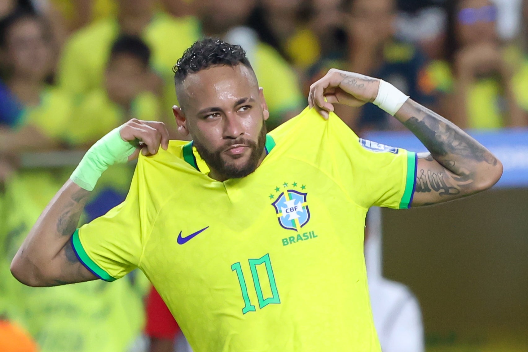 Neymar sufre una lesión muscular y es duda para el estreno de Brasil Neymar sufre una lesión muscular y es duda para el estreno de Brasil