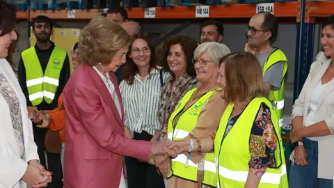 Recorrido de la Reina Sofía por las instalaciones del Banco de Alimentos de Castellón Recorrido de la Reina Sofía por las instalaciones del Banco de Alimentos de Castellón