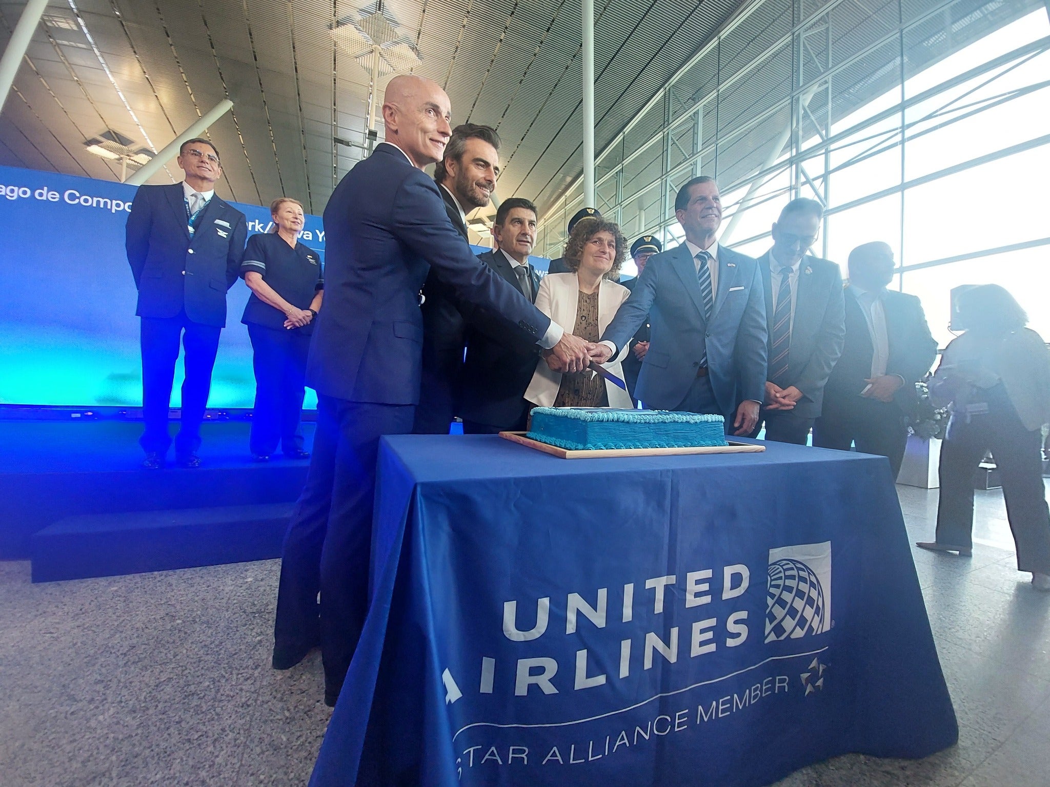 El aeropuerto de Santiago reabre tras 35 días con el "hito estratégico" de recuperar la ruta a Nueva York El aeropuerto de Santiago reabre tras 35 días con el "hito estratégico" de recuperar la ruta a Nueva York